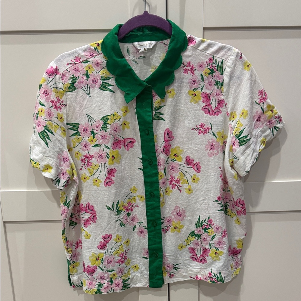 Crown and Ivy floral line blend scalloped top